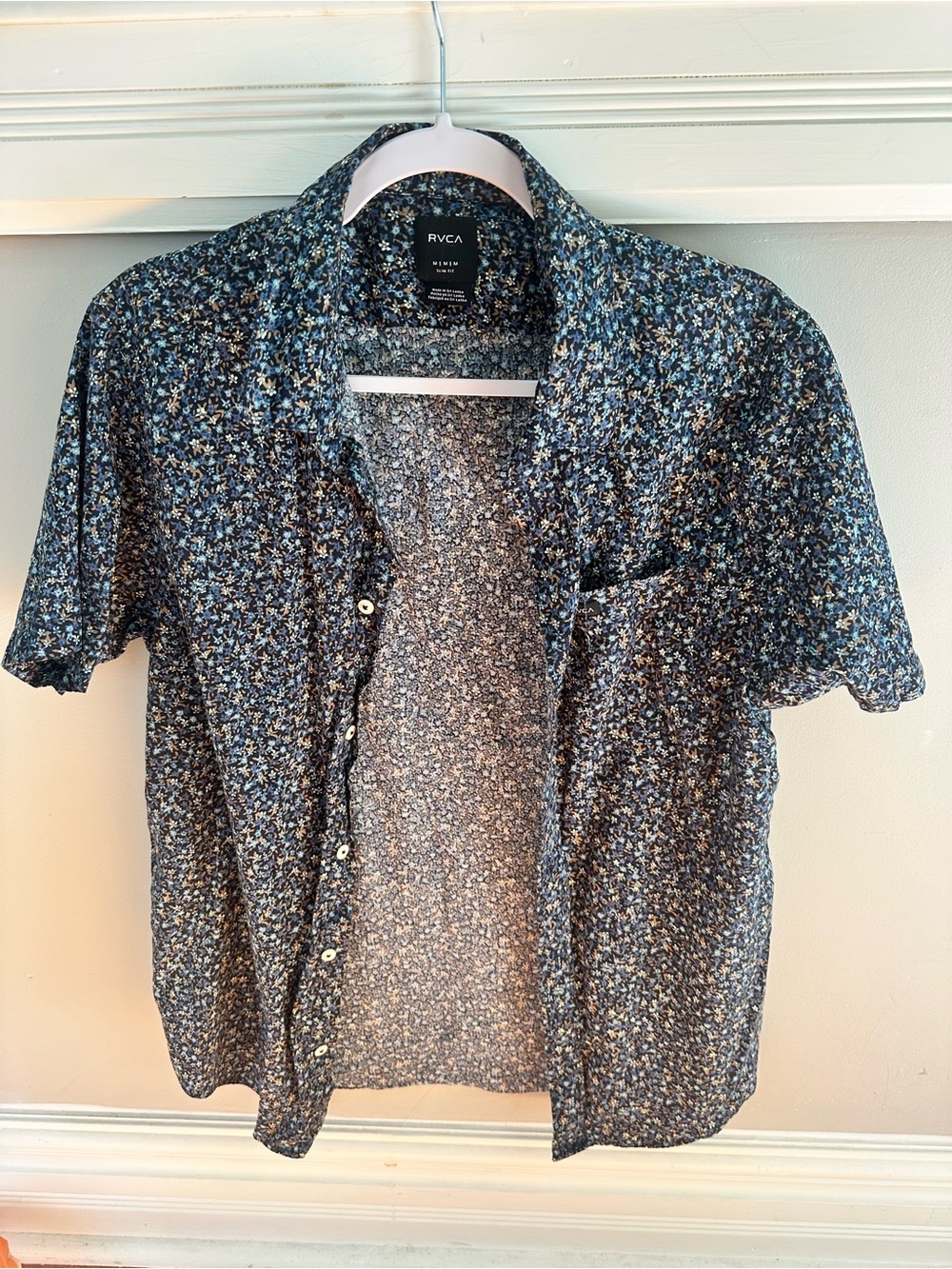 RVCA Men’s Short Sleeve Button-Up Shirt in Navy Floral